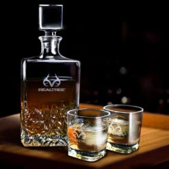 Realtree Whiskey Decanter And 2 Glasses Set